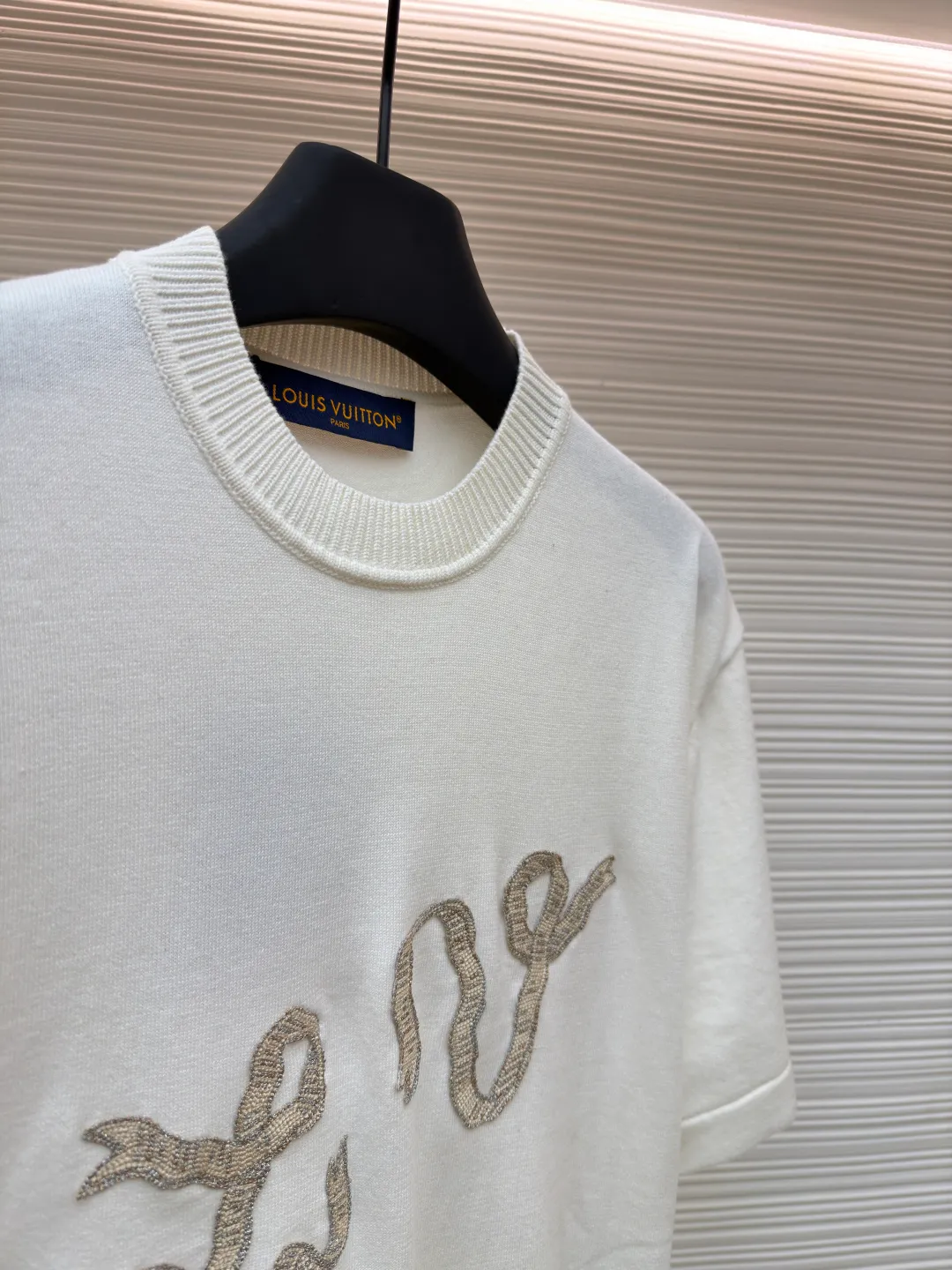 LOUIS VUITTON Ribbon embroidered woolen short sleeves ●Original version: Purchased and developed for 10800 ●Item number: 1681960-A65 ●Fabric: pure cotton fabric ●Technology: embroidery production ●Color: white ●Version: fitted version ●Weight: about 245 grams ●Size: XS-S-M-L ●Description: Made of 260g 32-count Shuangsha pure cotton fabric exclusively customized from the original board. The embroidery is designed with knots to imitate the beading look. The overall line is straight and delicate. The fabric is comfortable and soft. The color is consistent and has no color difference. It can be matched with the same style to create a fashionable look and control various occasions. Customized accessories, complete with three standards, same style for men and women!